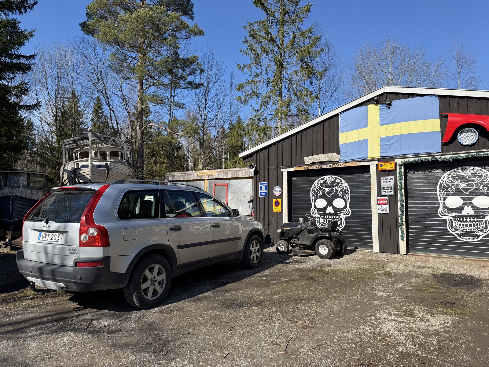 Volvo XC90 framför garaget en solig vårdag