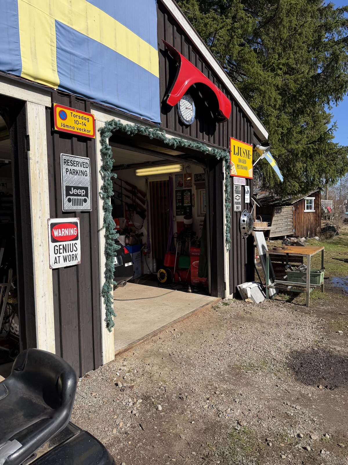 Höger garageport öppen med 'Genius at work'-skylt